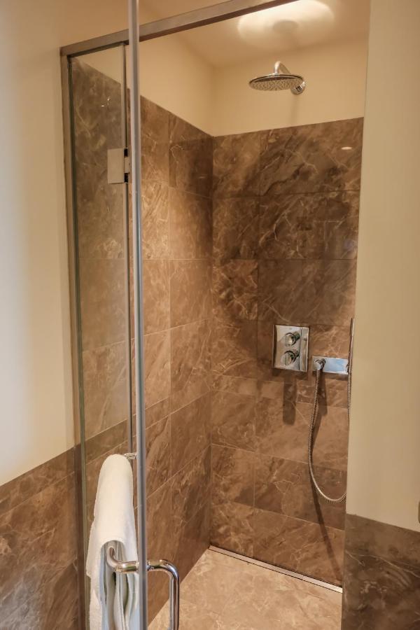 Brand New Water Front Luxury Cinnamon Suites Apartment In Heart Of Colombo City Extérieur photo